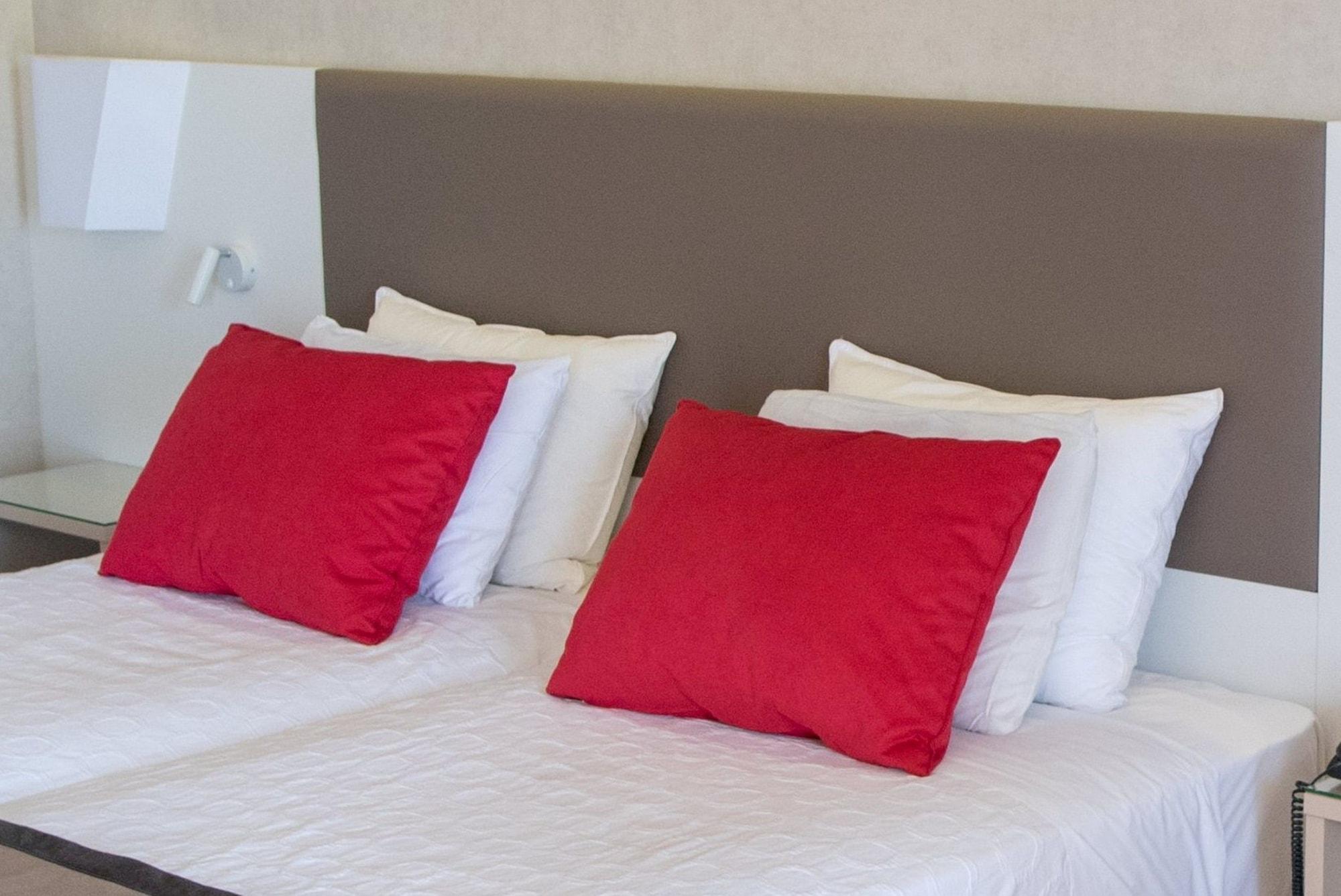 Ramada Plaza By Wyndham Thraki Hotell Alexandroupolis Exteriör bild Pillows on a bed