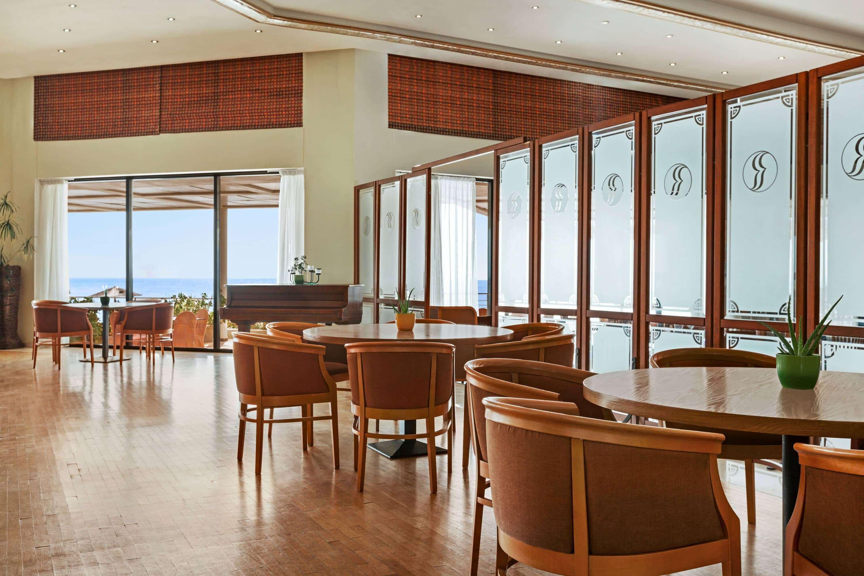 Ramada Plaza By Wyndham Thraki Hotell Alexandroupolis Exteriör bild The Club Lounge at the airport