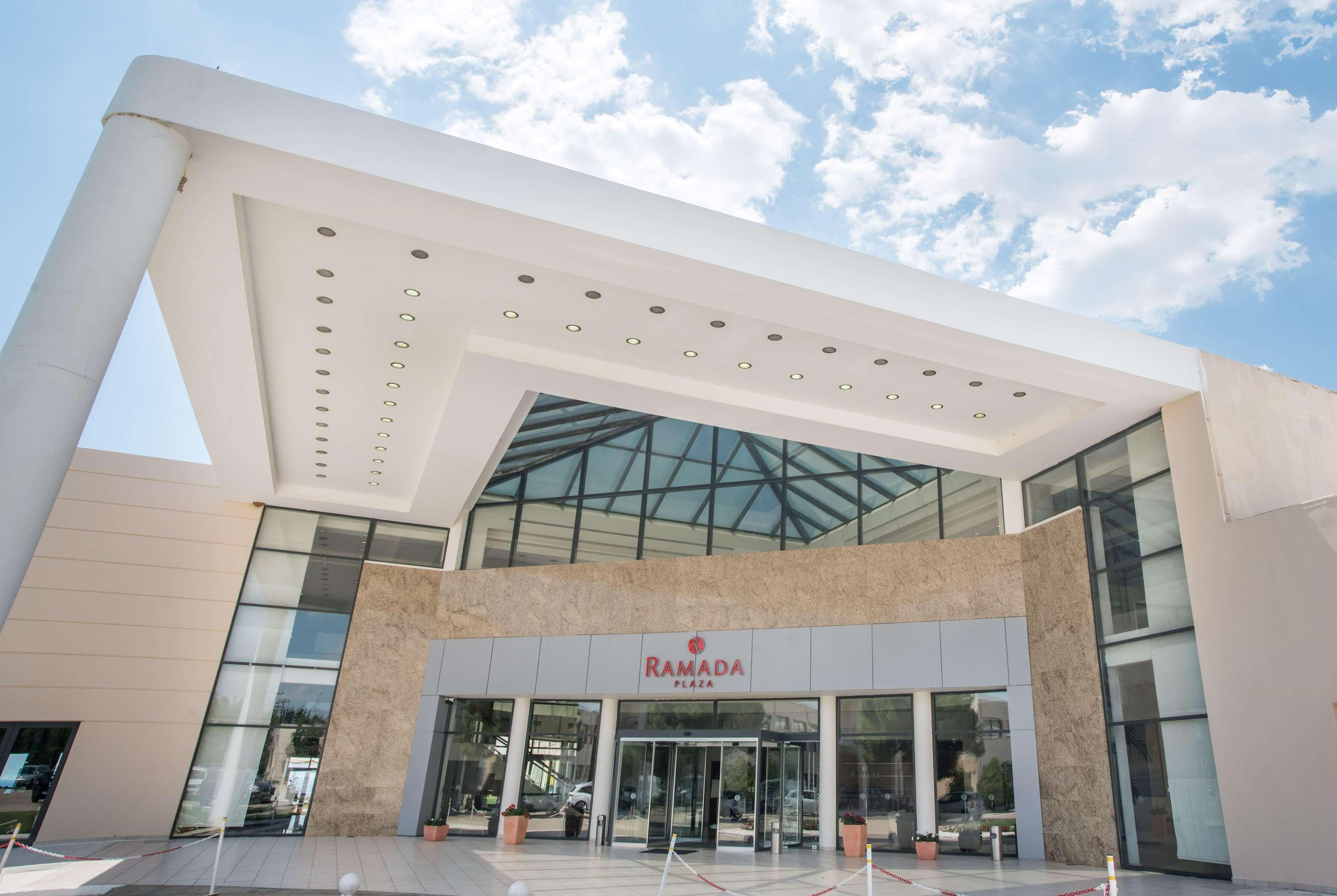 Ramada Plaza By Wyndham Thraki Hotell Alexandroupolis Exteriör bild The entrance of the hotel