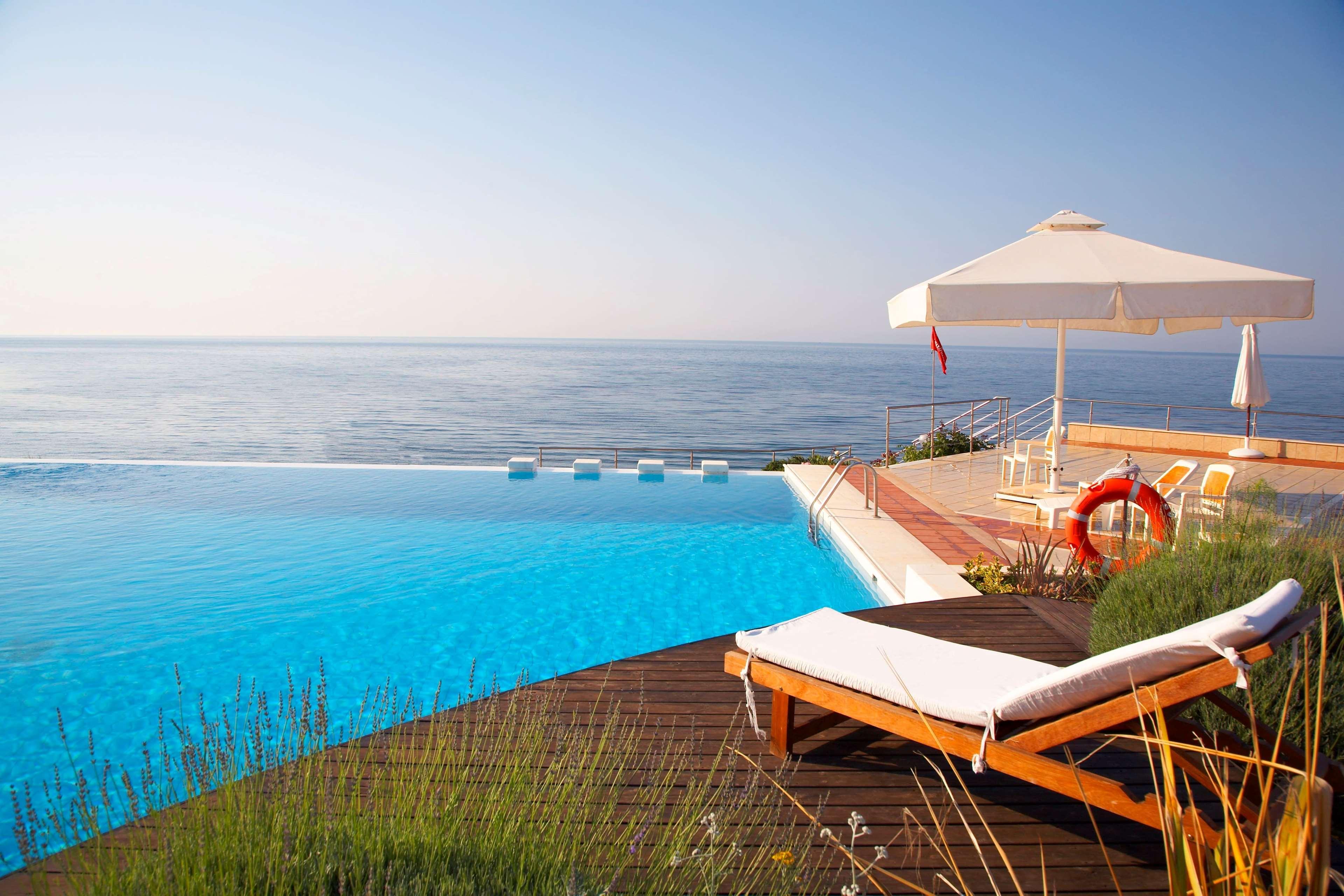 Ramada Plaza By Wyndham Thraki Hotell Alexandroupolis Exteriör bild Infinity pool at the Hotel Porto Bay Falomo, Venice, Italy