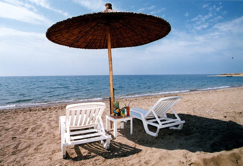 Ramada Plaza By Wyndham Thraki Hotell Alexandroupolis Exteriör bild A beach umbrella