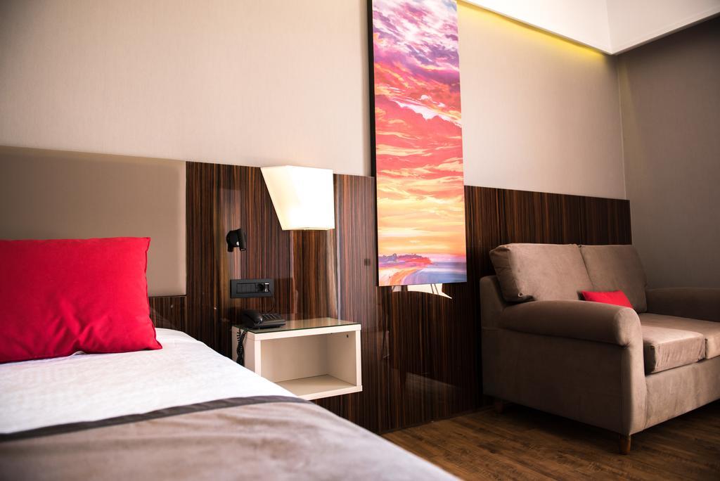 Ramada Plaza By Wyndham Thraki Hotell Alexandroupolis Exteriör bild A room at the hotel