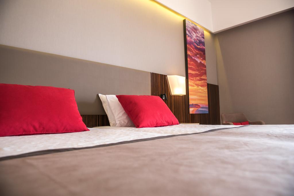 Ramada Plaza By Wyndham Thraki Hotell Alexandroupolis Exteriör bild A room at the hotel