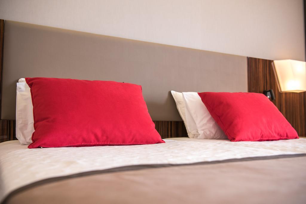 Ramada Plaza By Wyndham Thraki Hotell Alexandroupolis Exteriör bild Pillows on a bed