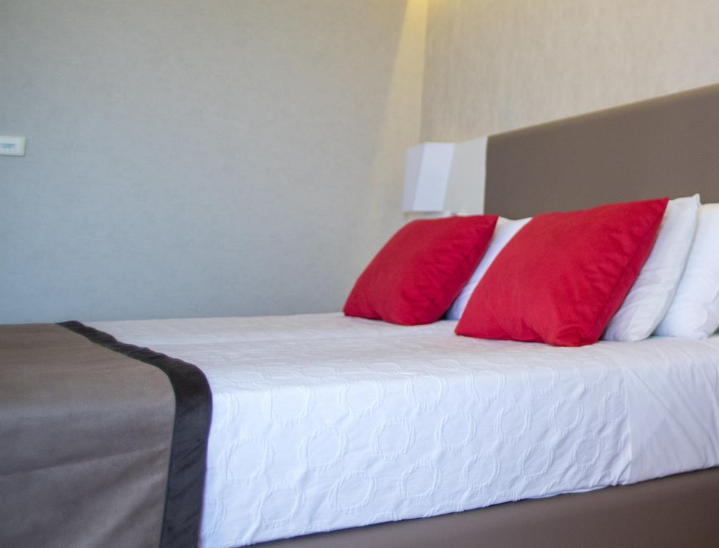 Ramada Plaza By Wyndham Thraki Hotell Alexandroupolis Exteriör bild A bed with a throw