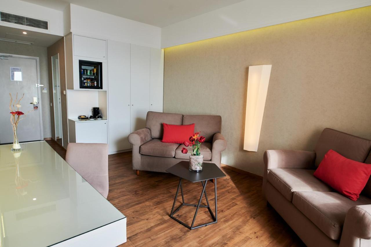 Ramada Plaza By Wyndham Thraki Hotell Alexandroupolis Exteriör bild A living room in a serviced apartment in Berlin, Germany