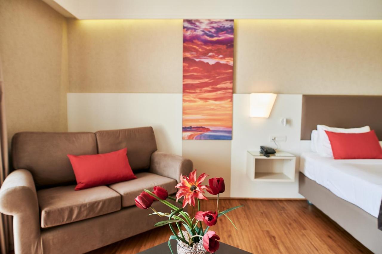 Ramada Plaza By Wyndham Thraki Hotell Alexandroupolis Exteriör bild A room at the hotel
