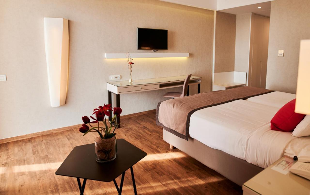 Ramada Plaza By Wyndham Thraki Hotell Alexandroupolis Exteriör bild A room at the hotel