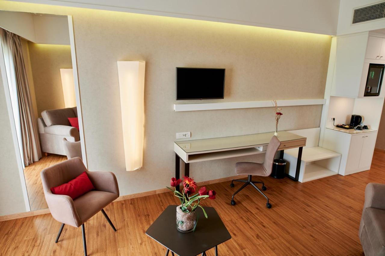 Ramada Plaza By Wyndham Thraki Hotell Alexandroupolis Exteriör bild A room at the hotel