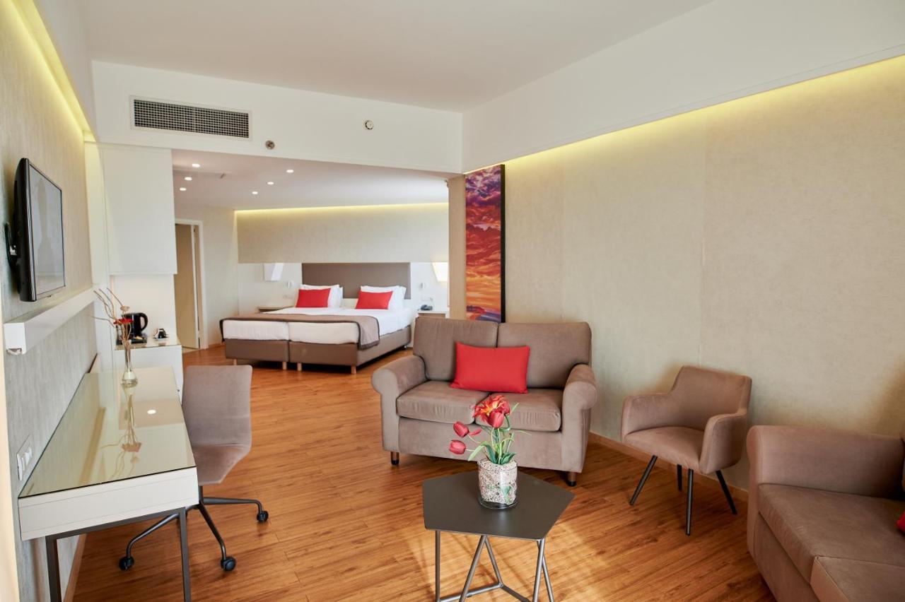 Ramada Plaza By Wyndham Thraki Hotell Alexandroupolis Exteriör bild A room at the hotel